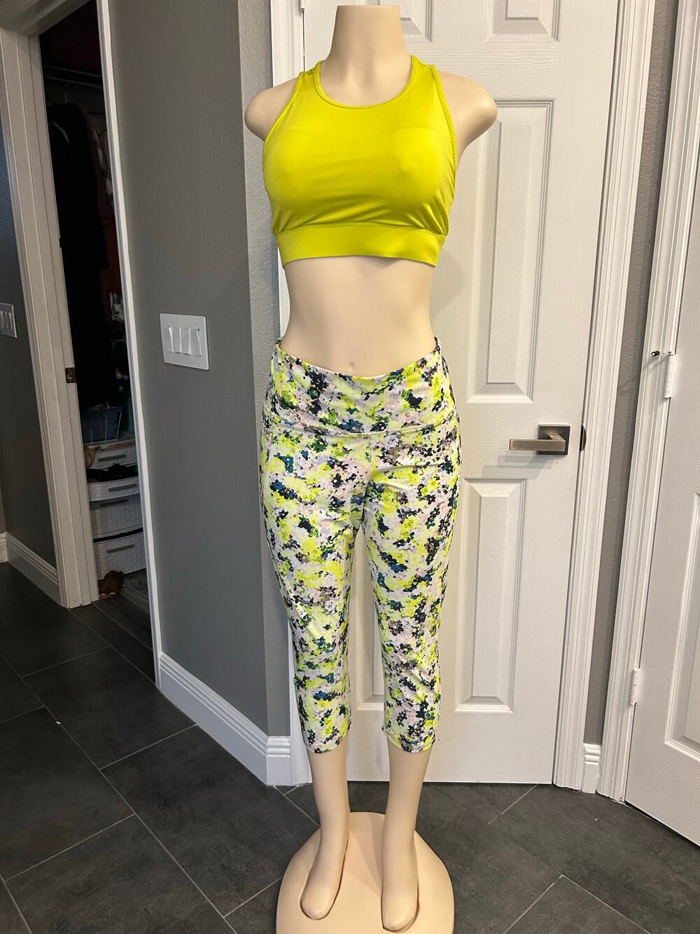 Activewear Set – Fabletics Neon Sports Bra L + Old Navy Floral Capri Leggings XL